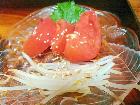湯剥きトマトとモヤシの胡麻サラダ